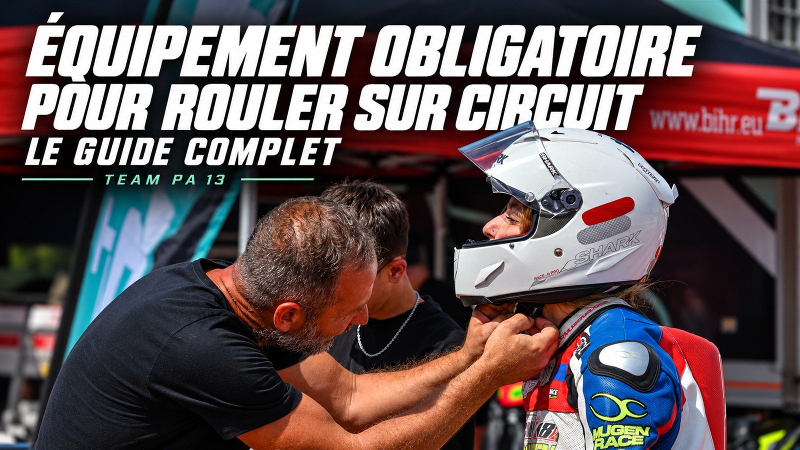 Vérification de la fermeture du casque d’une pilote équipée pour rouler sur circuit avec TEAM PA 13